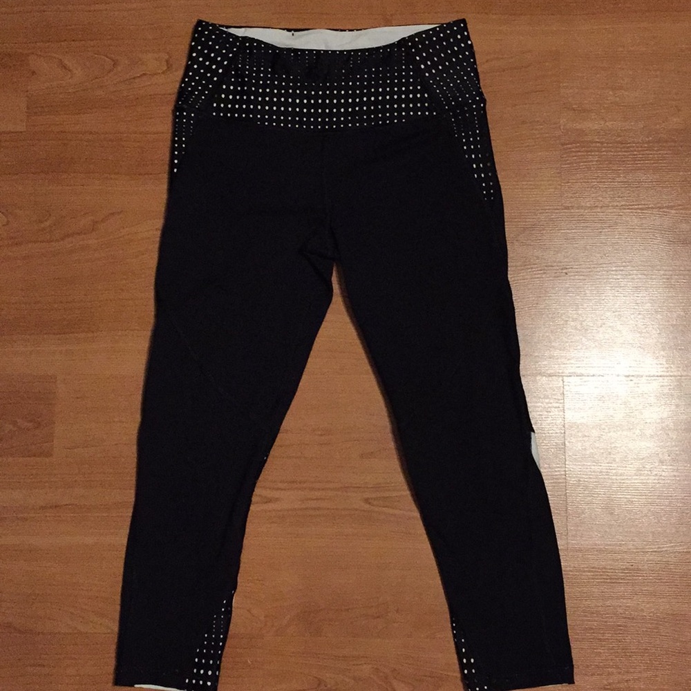 Victoria Secret Knockout Capris (sz s)